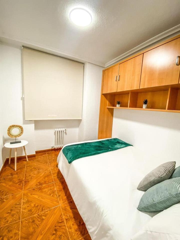 Apartment Residencial Leyra, Piso Centrico De 6 Habitaciones, 8 Camas *