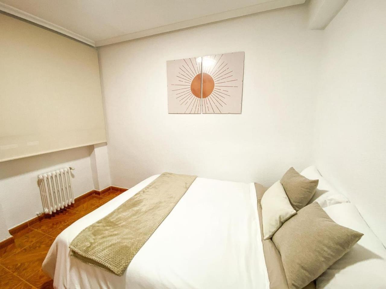 Apartment Residencial Leyra, Piso Centrico De 6 Habitaciones, 8 Camas *
